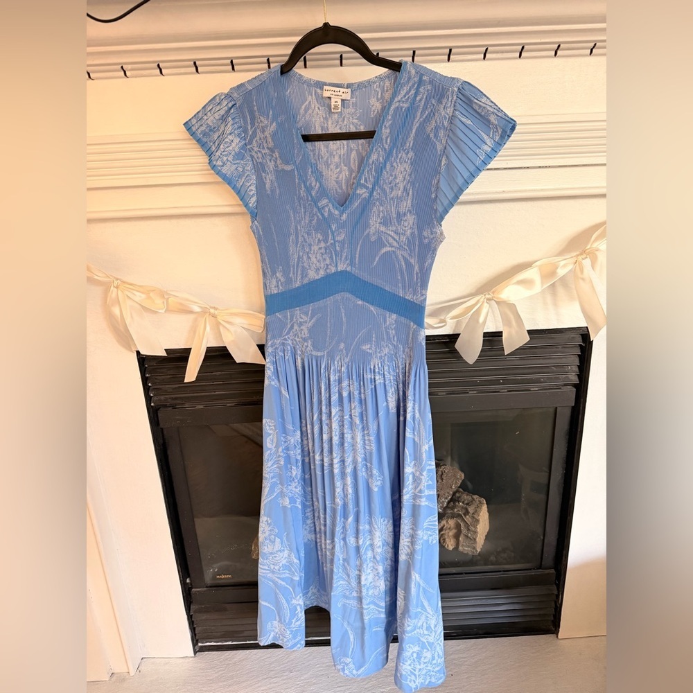 Current Air AUBREY MIDI DRESS WITH PLEATED DETAIL - LIGHT BLUE - Picture 5 of 8